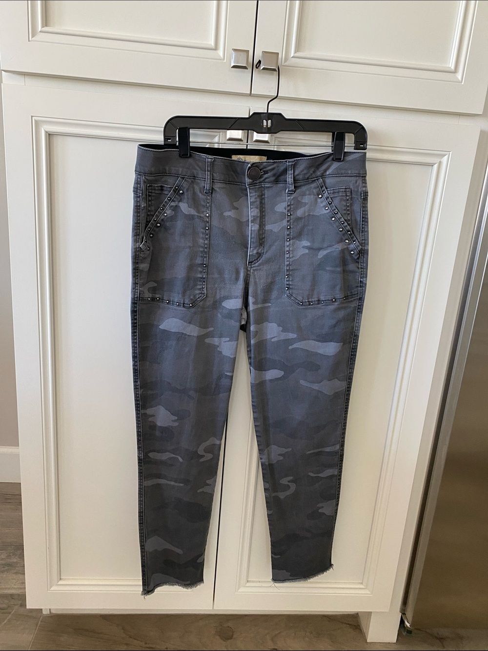 Democracy Ab Solution Women’s Gray Camo Studded pants size 12